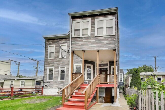 Building Photo - 2144 W Montrose Ave Unit CH2 Rental