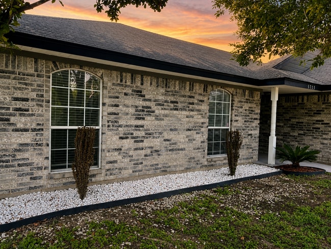 Photo - AVAILABLE MAY 18; APPLY ON OUR WEBSITE TODAY!!