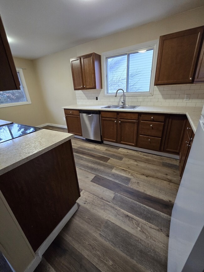 Photo - 912 9 St
