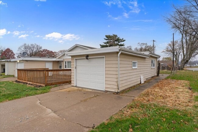 Photo - 925 2nd Ave E