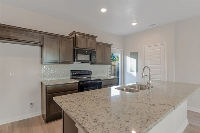 Photo - 601 W 24th St