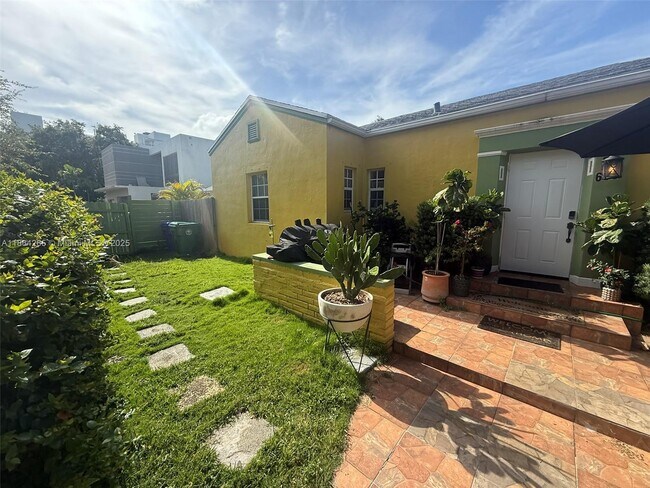 Photo - 695 NE 81st St