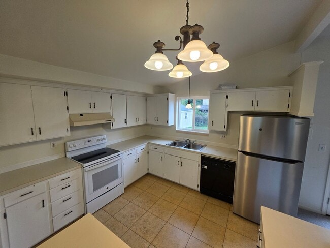 Photo - Lynnwood 3 Bedroom Rambler with Fenced Yard - Pets Welcome