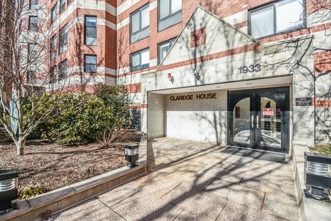 Building Photo - 1933 Commonwealth Ave Unit 610