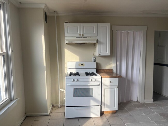 Building Photo - 1308 E Main St Rental
