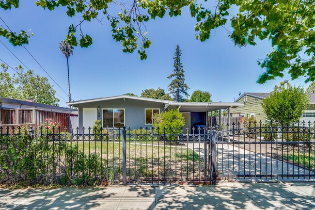 Charming updated 3 bedroom, 1 bathroom hom... - Charming updated 3 bedroom, 1 bathroom hom... House