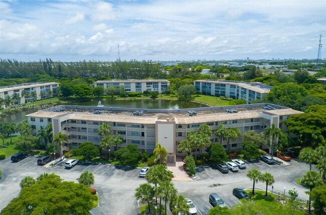 Building Photo - 1902 Bermuda Cir Unit J4 Rental