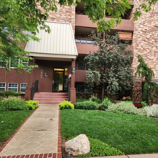 front of building - 252 N Pennsylvania St Condo Unit 206
