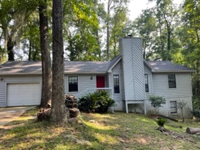 Building Photo - LARGE 4 BEDROOM 3 BATH HOME AVAILABLE NOW