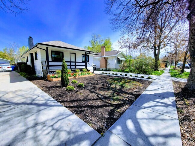 Building Photo - Absolutely STUNNING SLC Home