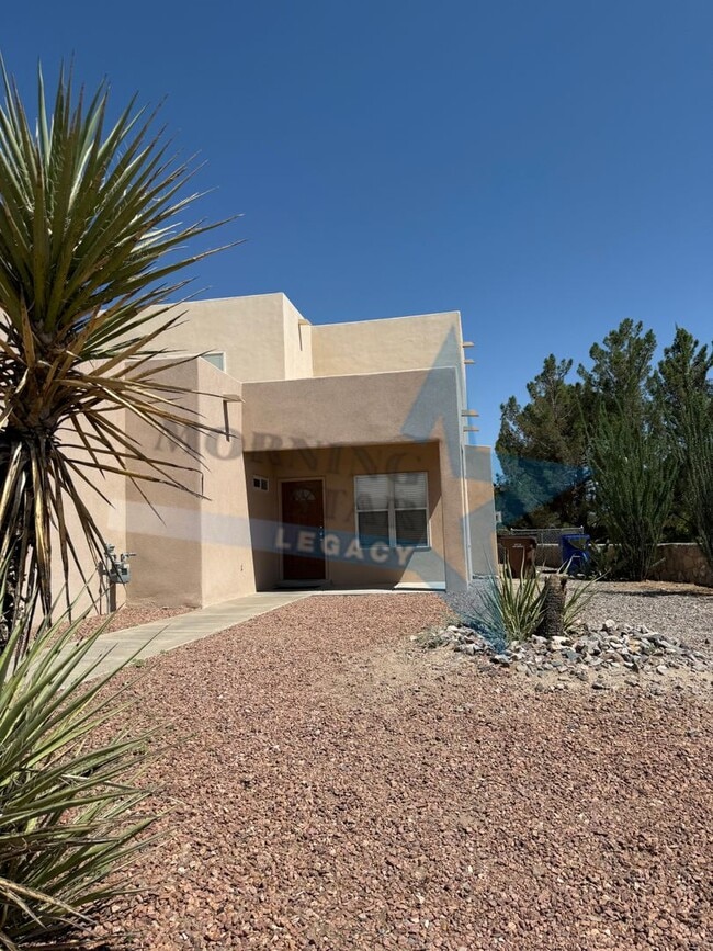 Building Photo - Cute Townhouse in Desirable Area- Close to...
