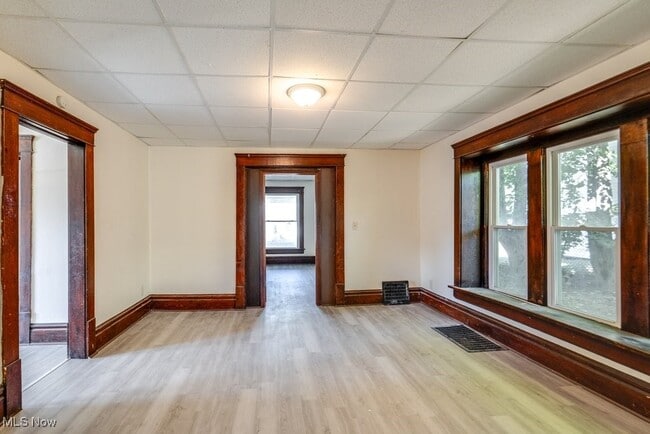 Photo - 485 Allyn St