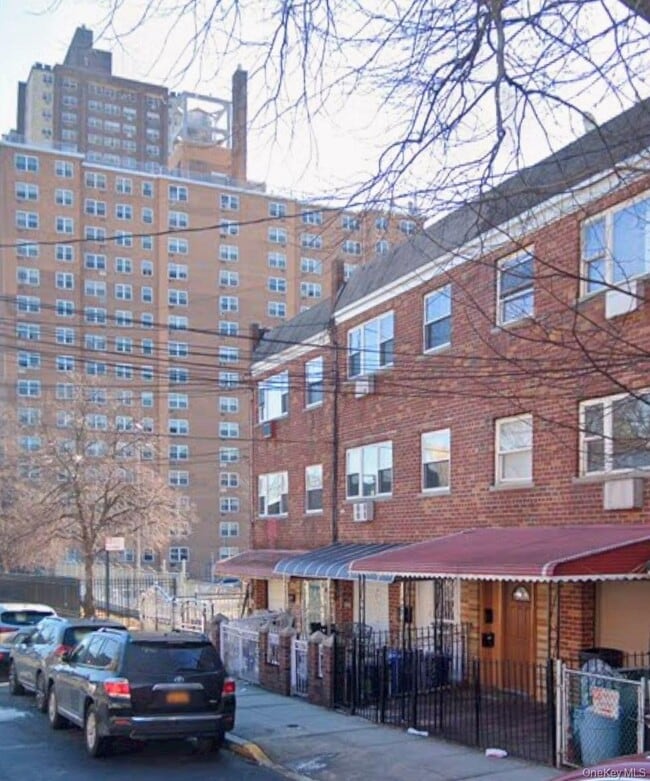 Building Photo - 762 E 211th St Unit 2
