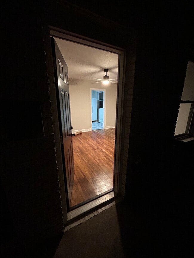 La puerta delantera derecha conduce a la sala de estar. - 305 Orange St