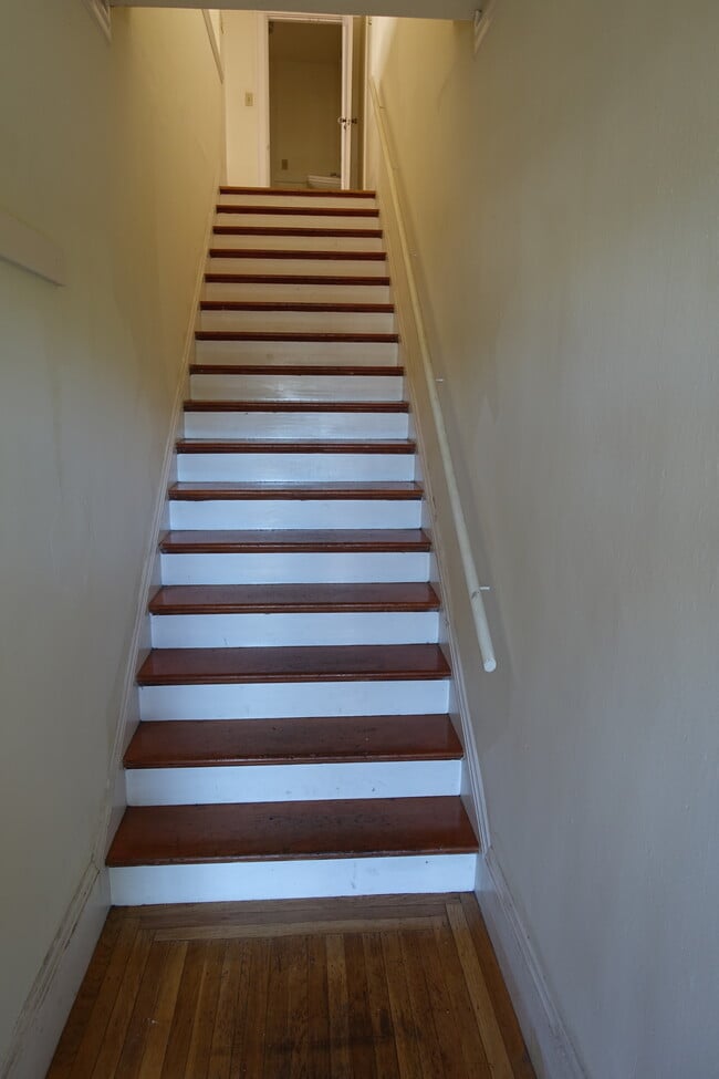 Photo - 2343 Dwight Way Unidad 2