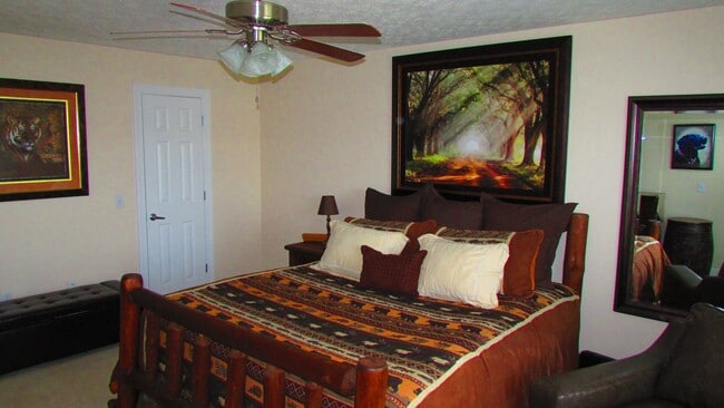 Photo - 720 Oaktree Blvd