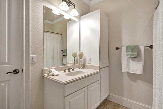 Building Photo - 7134 Mapleridge St Unit 3D Rental