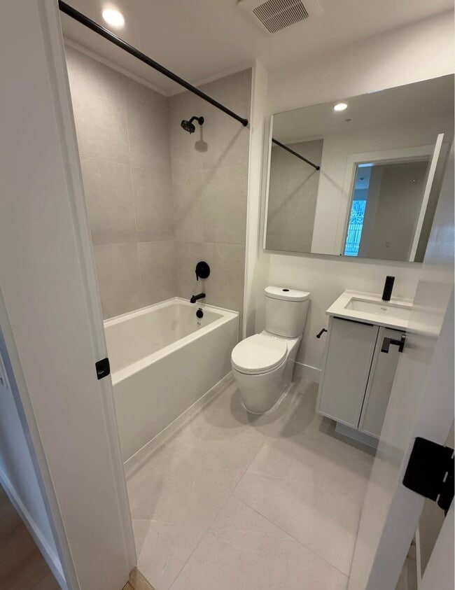 Photo - 3075 Murray St