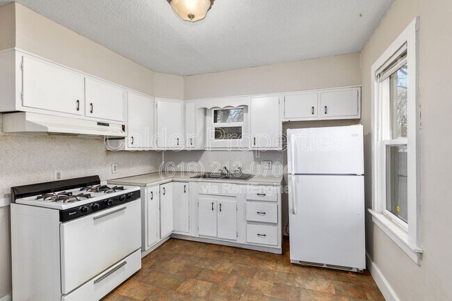 Photo - 950 Merritt St SE