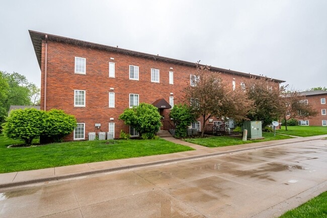 Building Photo - Incredible 2 Bedroom Condominium in University Heights