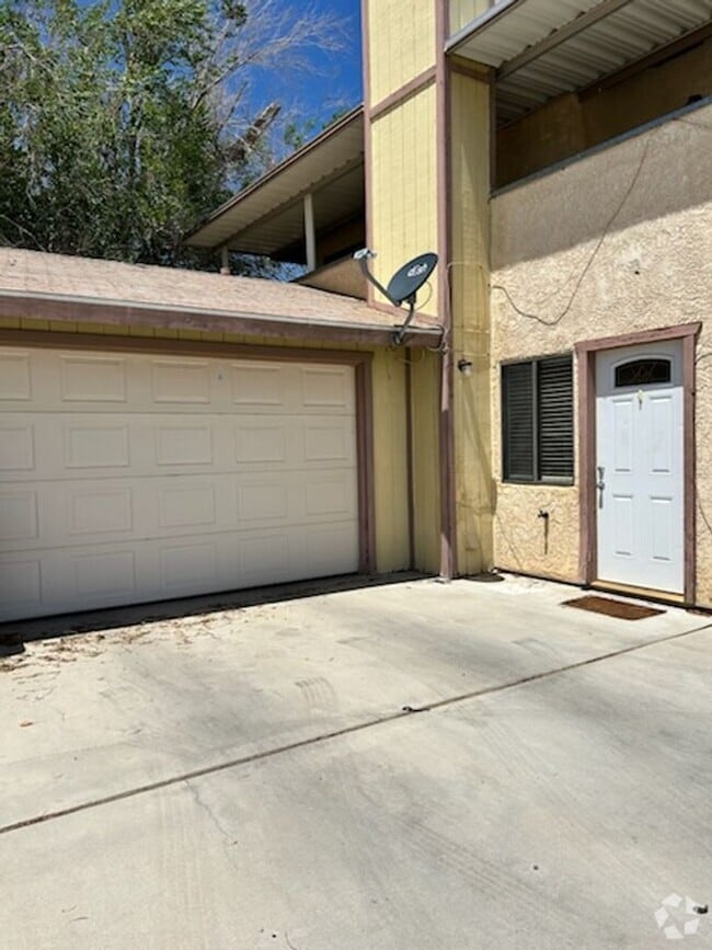 Building Photo - 912 W Graaf Ave Unit B Rental