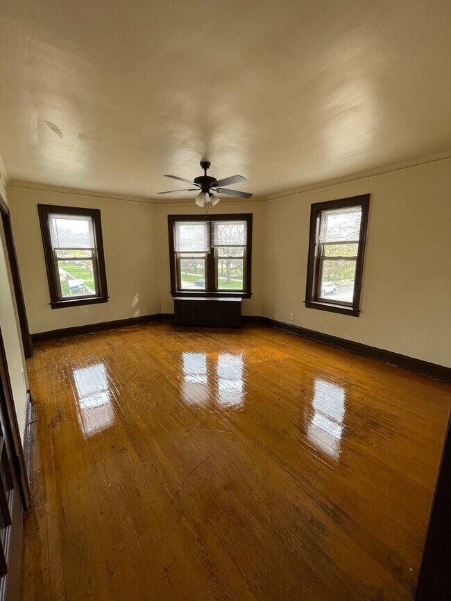 Spacious Well Lit Living Area - 7908 S Prairie Ave