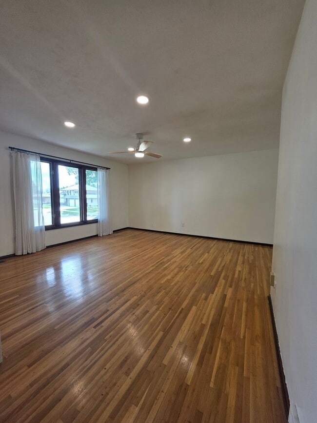 Photo - Spacious Three Bedroom in Millard!