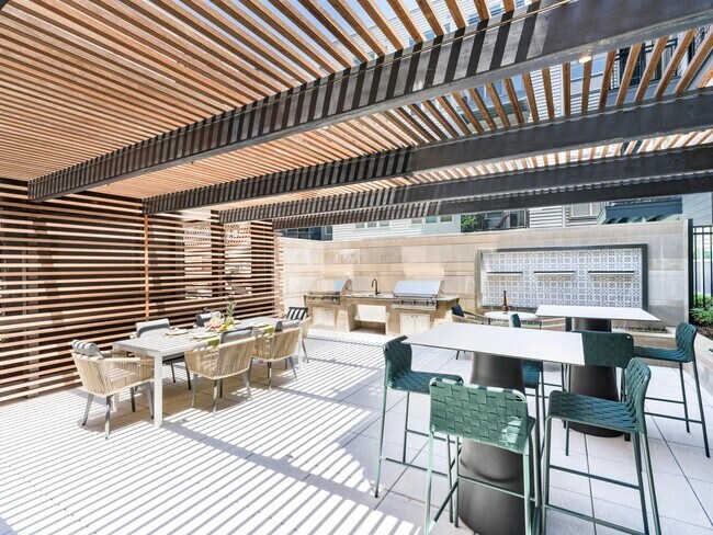 Reúnase bajo la sombra de listones para hacer barbacoas informales o brunchs de fin de semana, perfecto para conectarse con vecinos o entretener a amigos con estilo. - Modera Falls Church