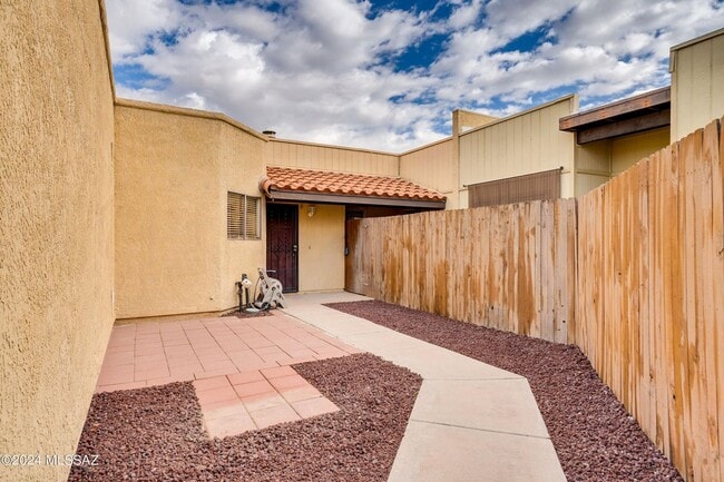 Building Photo - Charming & Affordable 2 Bedroom 2 Bath Tow... Rental