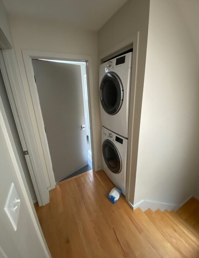 Photo - 9/1 Huge, modern 5BR/2.5BA w/parking, AC, w/d in unit!