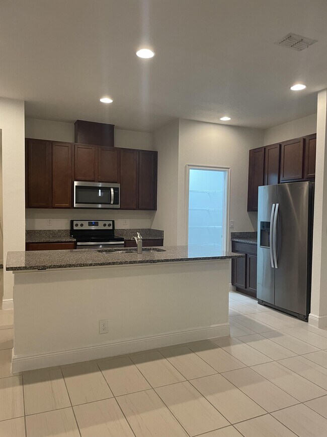 6359 Hamlin Reserve Blvd Townhome For Rent in Winter Garden, FL