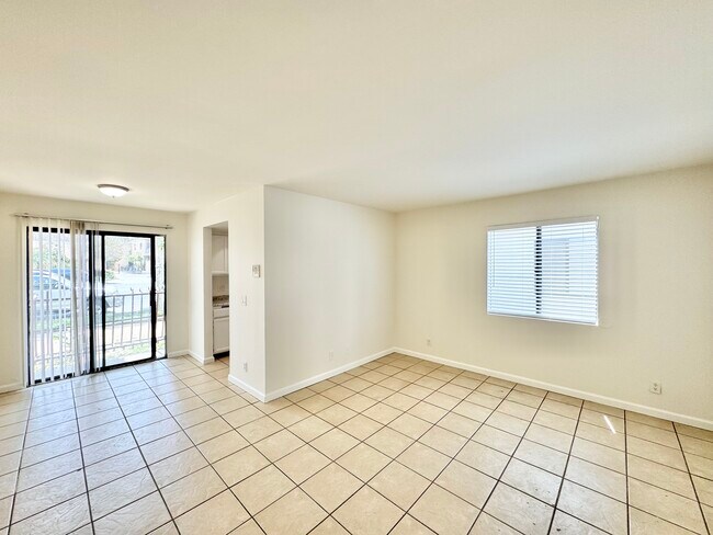 Photo - 5917 Woodman Ave Unidad 103