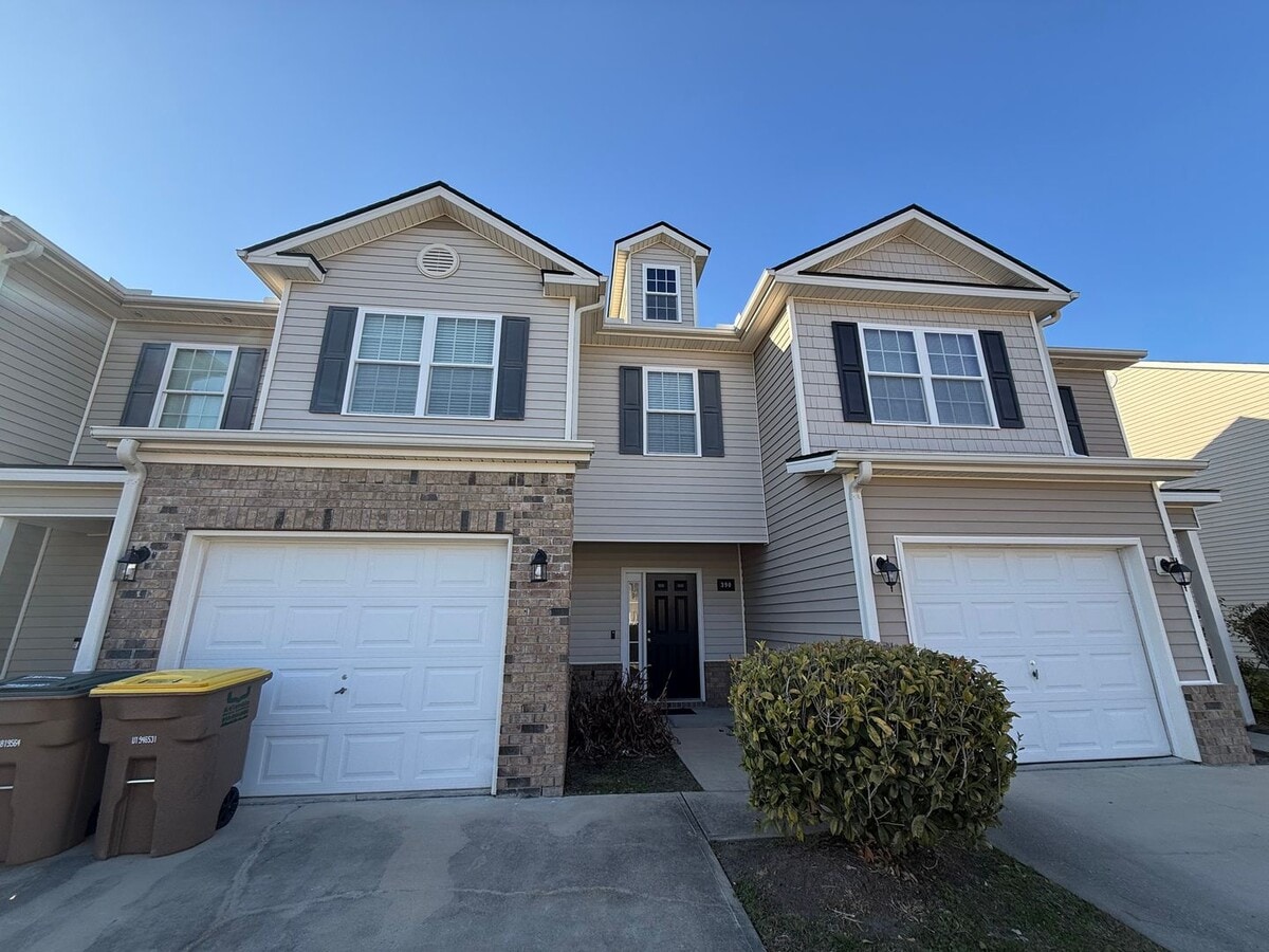 3 Bedroom 2.5 Bathroom Townhome in Richmond Hill - 3 Bedroom 2.5 Bathroom Townhome in Richmond Hill