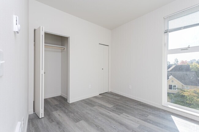 2BR, 2BA - 950SF - Bedroom