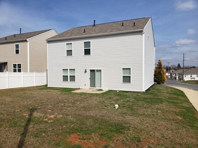 Photo - 3 Bedroom / 2.5 Bath Home Kingsport TN - Over 2100 Sq Foot!