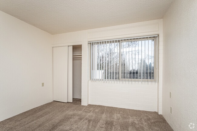 2BR, 1BA - 926SF