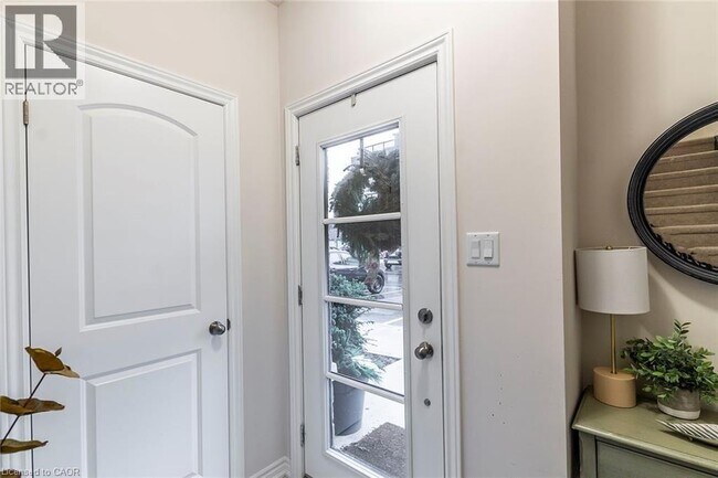 Photo - 219 Dundas St E