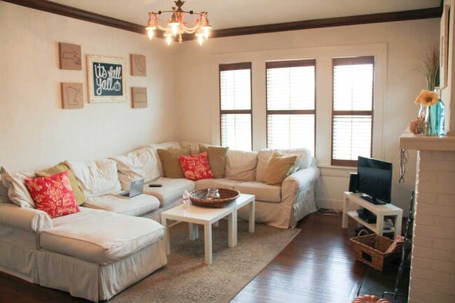 SIZABLE LIVING ROOM - 3104 Wabash Ave