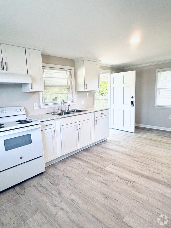 Building Photo - 126 S Brightleaf Blvd Rental