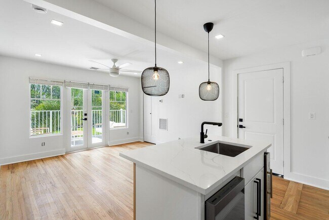 Building Photo - 401 NE 2nd Ave Unit 7 Rental