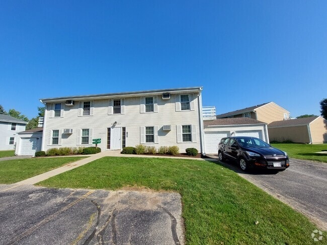 Building Photo - W156N11533 Fond du Lac Ave Unit 4 Rental