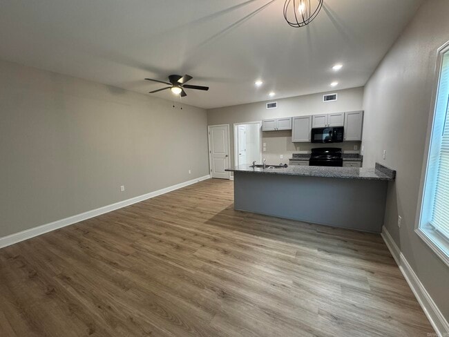Photo - 215 N Elm St