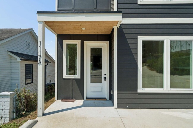 "Chic Nashville Townhouse: 3 Beds, 3 Baths, with Granite Elegance & Cozy Fireplace!"