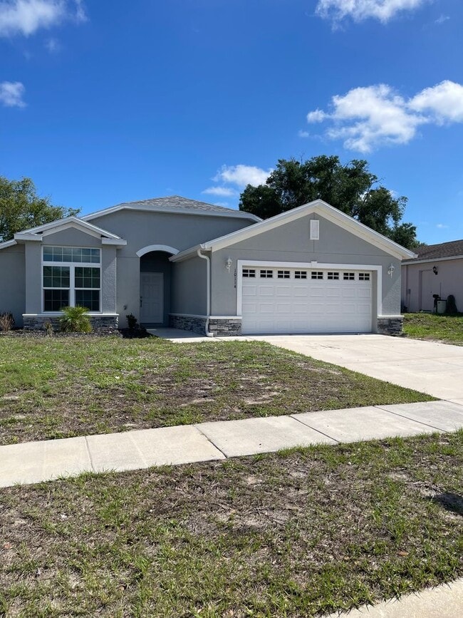 Building Photo - Spacious 3 bedroom, 2 bath, 2 car garage home located in Deed resticted community