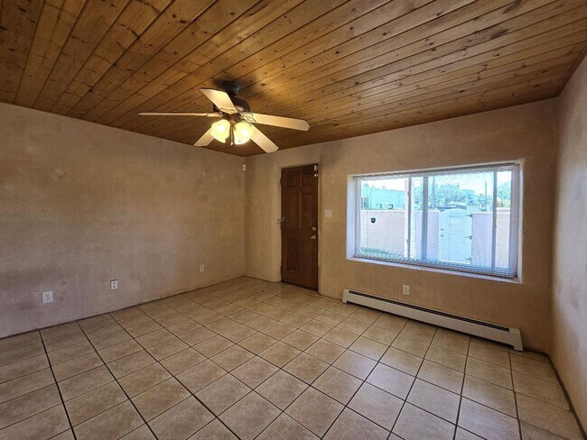 Photo - 1333a Hickox St