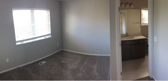 Photo - Spacious 3 bedroom, 3.5 bathroom Condo For Rent!