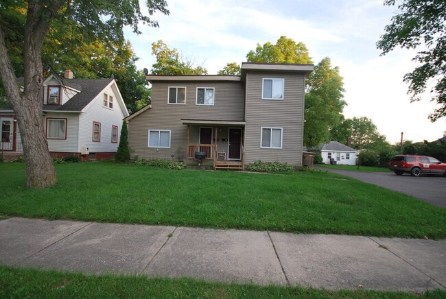 Building Photo - 1027 LaSalle Ave Unit Apt. B