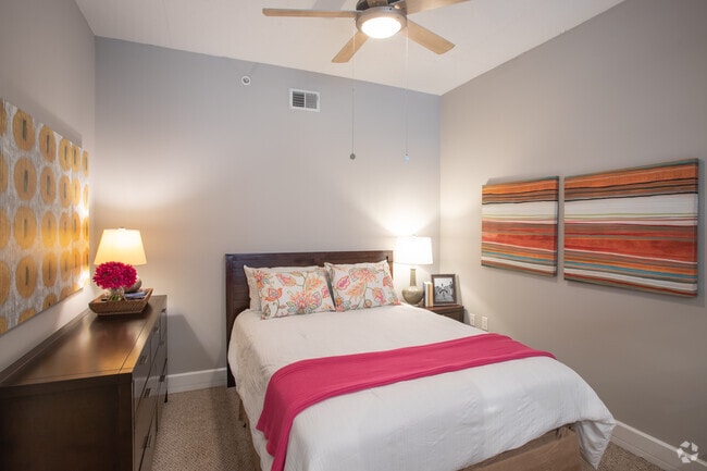 1BR, 1BA - 614 SF