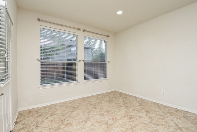 Photo - 6 S Burberry Park Cir