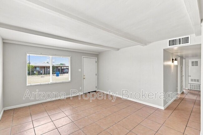 3302 W Solano Dr S